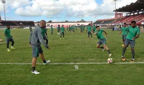 Pesepak bola Timnas U-22 berlatih memainkan bola saat pemusatan latihan di Stadion Kapten Dipta, Gianyar, Bali, Kamis (6/7).