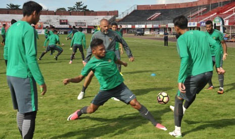 Pesepak bola Timnas U-22 berlatih memainkan bola saat pemusatan latihan di Stadion Kapten Dipta, Gianyar, Bali, Kamis (6/7). 