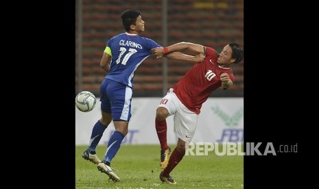 Pesepak bola Timnas U-22 Ezra Walian (kanan) berebut bola dengan pesepak bola Filipina U-22 Jaime Vicenzo pada babak penyisihan Grup B SEA Games XXIX  di Stadion Shah Alam, Selangor, Malaysia, Kamis (17/8).