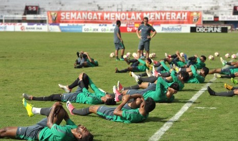 Pesepak bola Timnas U-22 melakukan pemanasan saat pemusatan latihan di Stadion Kapten Dipta, Gianyar, Bali, Kamis (6/7). 