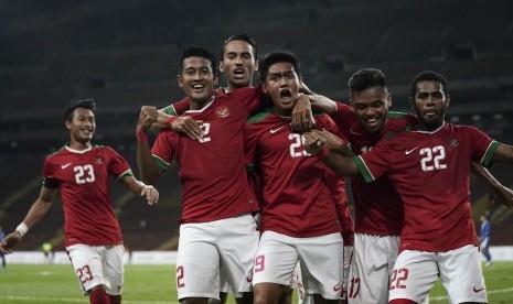 Pesepak bola Timnas U-22 Septian David Maulana (kedua kanan) bersama rekan-rekan satu tim melakukan selebrasi seusai membobol gawang Timnas Filipina U-22 pada babak penyisihan Grup B SEA Games XXIX di Stadion Shah Alam, Selangor, Malaysia, Kamis (17/8). 