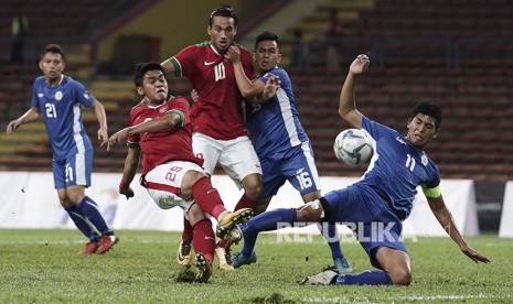 Pesepak bola Timnas U-22 Septian David Maulana (kedua kiri) dihadang pesepak bola Filipina U-22 Julian Mariano berusaha melepas tendangan pada babak penyisihan grup B SEA Games XXIX di Stadion Shah Alam, Selangor, Malaysia, Kamis (17/8).