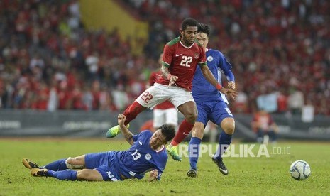 Pesepak bola Timnas U-22  Yabes Roni (kanan) berebut bola dengan pesepak bola Filipina U-22 Joshua Jake pada babak penyisihan Grup B SEA Games XXIX di Stadion Shah Alam, Selangor, Malaysia, Kamis (17/8). 