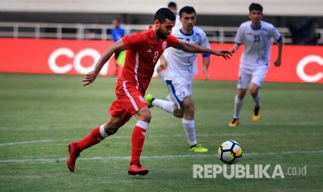 Pesepak bola timnas U-23 Bahrain Mohamed Marhoon (kiri) berusaha mencetak gol ke gawang timnas U-23 Uzbekistan pada PSSI Anniversary Cup 2018 di Stadion Pakansari, Bogor, Jawa Barat, Senin (30/4)