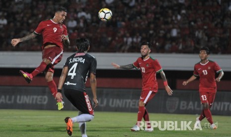 Pesepak bola Timnas U-23 Beto Goncalves (kiri) menyundul bola untuk rekannya Stefano Lilipaly (kedua kanan) yang dihadang pesepak bola Bali United Syaiful Indra (kedua kiri) dalam laga uji coba jelang Asian Games 2018 di Stadion I Wayan Dipta, Gianyar, Bali, Selasa (31/7). 