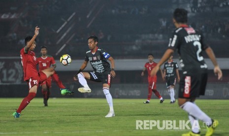 Pesepak bola Timnas U-23 Hanif (kiri) berebut bola dengan pesepak bola Bali United Fadil Sausu (ketiga kiri) dalam laga uji coba jelang Asian Games 2018 di Stadion I Wayan Dipta, Gianyar, Bali, Selasa (31/7).