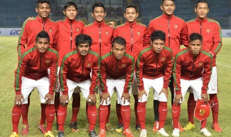 Pesepak bola Timnas U-23 Indonesia berpose bersama sebelum bertanding melawan timnas U-23 Timor Leste pada kualifikasi Grup H Kejuaraan Piala Asia (AFC) U-23 Tahun 2016 di Stadion Utama Gelora Bung Karno, Senayan, Jakarta, Jumat (27/3). (Antara/Widodo S. J