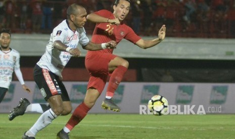 Pesepak bola Timnas U-23 Indonesia Ezra Walian (kanan) berebut bola dengan pesepak bola Bali United Leonard Tupamahu (kiri) saat pertandingan uji coba di Stadion Kapten I Wayan Dipta, Gianyar, Bali, Ahad (17/3/2019). 