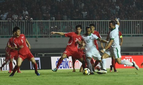 Indonesian U-23 player Ilija Spasojevic (right) tries to score a goal during a match against North Korea at PSSI Anniversary Cup 2018 in Pakansari, Cibinong Bogor, West Java, on Monday (April 30). 