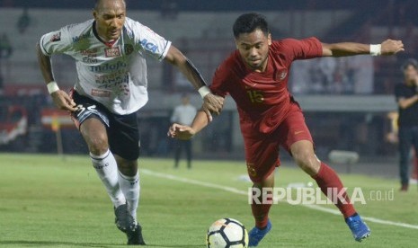 Pesepak bola Timnas U-23 Indonesia Saddil Ramdani (kanan) berebut bola dengan pesepak bola Bali United Leonard Tupamahu (kiri) saat pertandingan uji coba di Stadion Kapten I Wayan Dipta, Gianyar, Bali, Ahad (17/3/2019). 