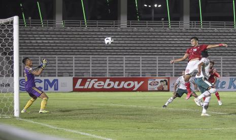 Pesepak bola Timnas U-23 M Rafli (kanan) menyundul bola saat bertanding melawan Tira Persikabo dalam laga uji coba di Stadion Madya, Senayan, Jakarta, Jumat (5/3/2021). Pertadingan tersebut digelar dalam rangka persiapan Timnas U-23 jelang SEA Games 2021 di Vietnam. 