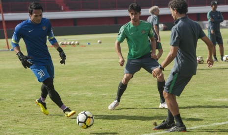 Pesepak bola Timnas U-23 Muhammad Ridho (kiri), Gavin Kwan Adsit (kedua kiri) bermain bola dengan Pelatih Luis Milla saat kegiatan pemusatan latihan (TC) perdananya di Stadion Dipta, Gianyar, Bali, Selasa (24/7).