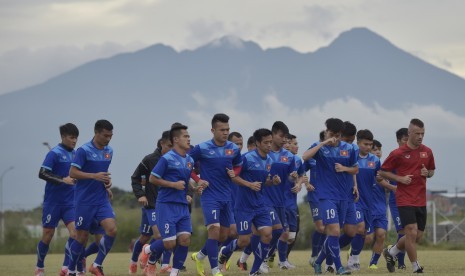 Pesepak bola timnas Vietnam melakukan pemanasan ketika mengikuti latihan di Lapangan Kompleks Stadion Pakansari, Kabupaten Bogor, Jawa Barat, Kamis (1/12). Timnas Vietnam melakukan latihan ringan jelang bertanding melawan Indonesia pada semifinal Piala AFF 2016.