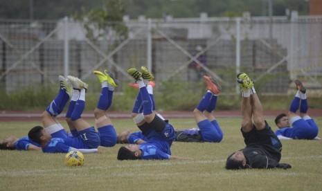 Pesepak bola timnas Vietnam melakukan pemanasan ketika mengikuti latihan di Lapangan Kompleks Stadion Pakansari, Kabupaten Bogor, Jawa Barat, Kamis (1/12). Timnas Vietnam melakukan latihan ringan jelang bertanding melawan Indonesia pada semifinal Piala AFF 2016.