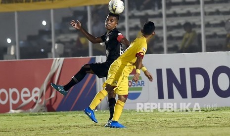 Pesepak bola Tira Persibo Manahati (kiri) berusaha melewati pesepak bola Bhayangkara FC Sani Rizki Fauzi (kanan) pada pertandingan lanjutan Liga 1 di Stadion Madya Gelora Bung Karno, Jakarta, Kamis (4/7/2019). 