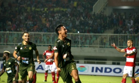 Pesepak bola Tira Persikabo, Andy Setyo Nugroho (tengah), melakukan selebrasi setelah mencetak gol ke gawang Madura United pada laga Liga 1 2019 di Stadion Pakansari, Bogor, Jawa Barat, Jumat (12/7). 