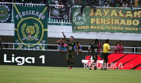 Pesepak bola Tira Persikabo Ciro Henrique Alves melakukan selebrasi setelah mencetak gol ke gawang Persipura Jayapura dalam pertandingan Liga 1 2019 di Stadion Pakansari, Bogor, Jawa Barat, Ahad (23/6/2019). 