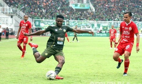 Bek Persija Jakarta Rezaldi Hehanusa (kanan) berusaha menjaga pergerakan pemain asing Tira Persikabo Osas Saha.