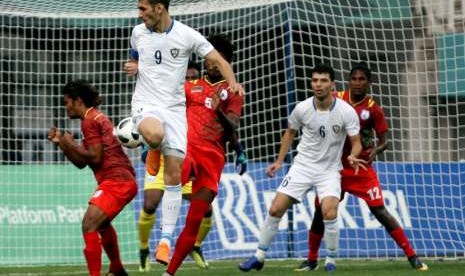 Pesepak bola Uzbekistan Urinboev Zabikhillo (dua dari kanan) berusaha melewati pemain Banglades Badsha Md Tutul (tiga dari kanan) pada pertandingan Grup B Asian Games ke-18 di Stadion Pakansari Bogor, Selasa (14/8).