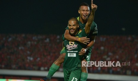 Pesepak Persebaya, David Da Silva (bawah) bersama rekannya Osvaldo Haay beraksi setelah membobol gawang Bali United dalam pertandingan Sepak Bola Liga 1 di Stadion I Wayan Dipta, Gianyar, Bali, Ahad (18/11/2018).