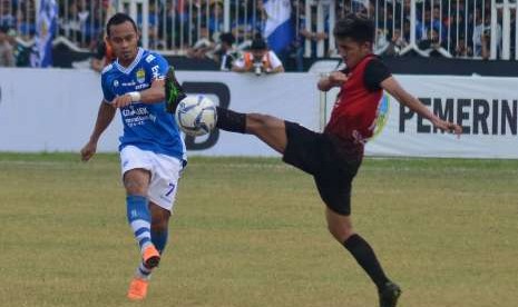 Pesepak Persib Atep (kiri) berebut bola dengan pesepak bola PSKC Ciamahi Haryanto Lamala (kanan) dalam laga Piala Presiden 2018 di Stadion Wiradadaha, Kota Tasikmalaya, Jawa Barat, Rabu (15/8).