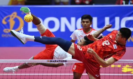 Pesepak takraw Indonesia melakukan smash di SEA Games 2023 Kamboja.