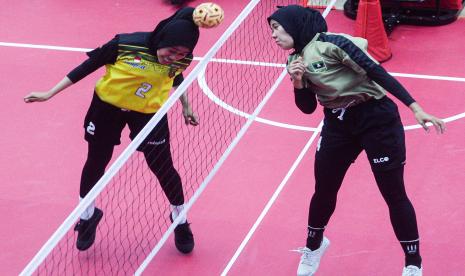 Gubernur Optimistis Sumbar Terus Tambah Medali Emas. Foto:  Pesepak takraw putri Sumatera Barat Riza Putri Amira (kanan) menyundul bola ke arah pesepak takraw putri Lampung Nining Safitri (kiri) dalam pertandingan penyisihan sepak takraw double event putri PON Papua di GOR Trikora Universitas Cenderawasih, Jayapura, Papua, Selasa (5/10/2021). Tim sepak takraw putri Sumbar mengalahkan tim sepak takraw putri Lampung dengan skor 2-0 (21-17, 21-13).