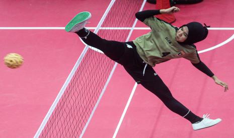 Pesepak takraw putri Sumatera Barat Riza Putri Amira melakukan smes ke arah lawannya tim sepak takraw putri Lampung, dalam pertandingan penyisihan sepak takraw double event putri PON Papua di GOR Trikora Universitas Cenderawasih, Jayapura, Papua, Selasa (5/10/2021). Tim sepak takraw putri Sumbar mengalahkan tim sepak takraw putri Lampung dengan skor 2-0 (21-17, 21-13).