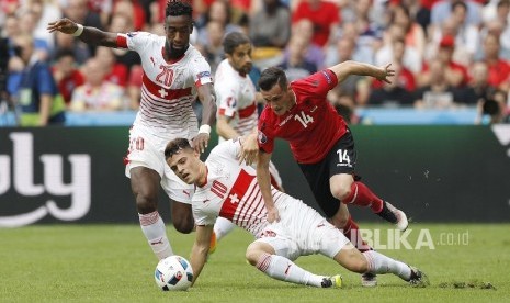 Pesepakbola Albania Taulant Xhaka (kanan) berebut bola dengan pesepakbola Swiss Granit Xhaka (tengah) dalam laga penyisihan Grup A Piala Eropa 2016 di stadion Stade Bollaert-Delelis, Lens, Prancis, Sabtu (11/6).REUTERS/Darren Staples