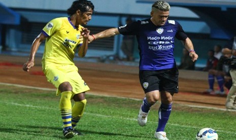 Striker Arema FC, Cristian Gonzales (kanan) berusaha melewati adangan bek Persegres Gresik United, FX Yanuar (kiri) dalam suatu laga Piala Jenderal Sudirman. Kedua tim akan bertemu pada laga lanjutan Liga 1 di Stadion Kanjuruhan, Malang, Jawa Timur, Rabu (12/7).