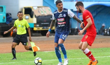 Pesepakbola Arema FC, Arthur Cunha (kiri) berusaha melewati hadangan pesepakbola Barito Putra, Douglas Richardo Packer (kanan) dalam pertandingan Liga I GOJEK di Stadion Kanjuruhan, Malang, Jawa Timur, Sabtu (24/11). Arema mengalahkan Barito Putra dengan skor akhir 3-1.