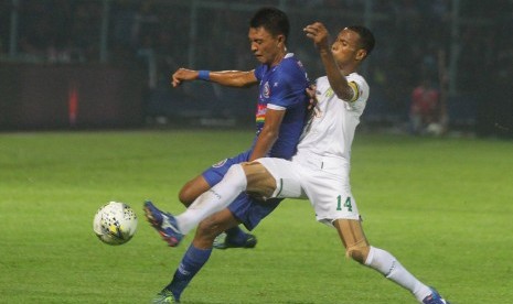 Pesepakbola Arema FC, Dedi setiawan (kiri), berebut bola dengan pesepesepakbola Persebaya Surabaya, Ruben Sanadi (kanan) dalam pertandingan Final Piala Presiden Leg Kedua di Stadion Kanjuruhan, Malang, Jawa Timur, Jumat (12/4).