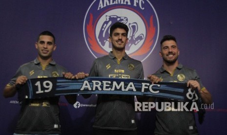 Pesepak bola Arema FC, Elias Patricio Alderete dari Argentina (kiri), Jonathan Jesus Bauman dari Argentina (kanan), dan Matias Daniel Malvino dari Uruguay (tengah) berpose usai menandatangani kontrak di Kantor Arema, Malang, Jawa Timur, Kamis (30/1).