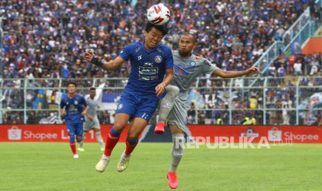 Pesepakbola Arema FC Feby Eka Putra (kiri) berebut bola dengan pesepakbola Persib Bandung Supardi (kanan) dalam pertandingan Liga I di Stadion Kanjuruhan, Malang, Jawa Timur, Ahad (8/3/2020).