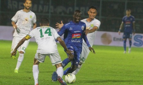 Pesepakbola Arema FC, makan Konate (dua kanan), berusaha melewati hadangan tiga pesepakbola Persebaya Surabaya dalam pertandingan Final Piala Presiden Leg Kedua di Stadion Kanjuruhan, Malang, Jawa Timur, Jumat (12/4).