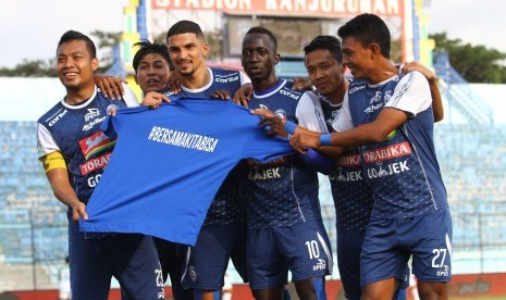 Pesepakbola Arema FC, Makan Konate (ketiga kanan), melakukan selebrasi bersama rekan-rekannya usai mencetak gol. 