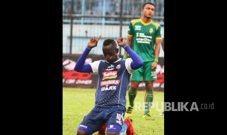 Pesepakbola Arema FC, Makan Konate (kiri) melakukan selebrasi usai mencetak gol di gawang Sriwijaya FC dalam pertandingan Liga I GOJEK di Stadion Kanjuruhan, Malang, Jawa Timur, Ahad (9/12/2018). 