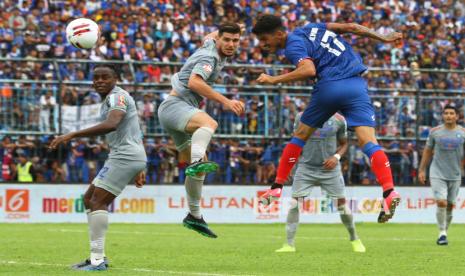 Pesepakbola Arema FC, Mathias Malvino Gomez (kanan) berusaha melewati hadangan dua pesepakbola Persib Bandung, Nick Anna Maria Francois Kuipers (tengah) dan Victor Igbonefo (kiri) dalam pertandingan Liga I di Stadion Kanjuruhan, Malang, Jawa Timur, Minggu (8/3/2020).