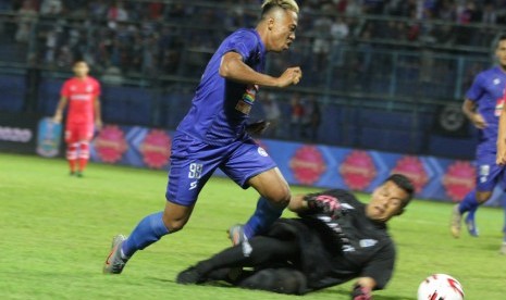 Penyerang Arema FC Kushedya Hari Yudo (kiri). Yudo mencetak gol pembuka Arema melawan Persela Lamongan di Piala Gubernur Jatim.