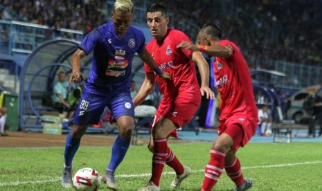 Penyerang Arema FC Kushedya Hari Yudo (kiri). Yudo mencetak gol pembuka Arema melawan Persela Lamongan di Piala Gubernur Jatim.