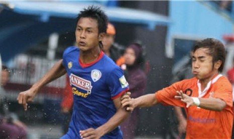 Pesepakbola Arema Indonesia Cronous, Al Farisyi (kiri), dan pesepakbola Persisam Samarinda, Radiansah (kanan), beradu cepat dalam pertandingan kompetisi Indonesia Super League (ISL) di Stadion Kanjuruhan, Malang, Jawa Timur, Kamis (7/2). 