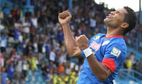 Pesepakbola Arema Indonesia Cronous, Beto Goncalves, melakukan selebrasi usai mencetak gol ke gawang Pelita Bandung Raya dalam pertandingan kompetisi Indonesia Super League (ISL) di Stadion Kanjuruhan, Malang, Jawa Timur, Kamis (28/2). 