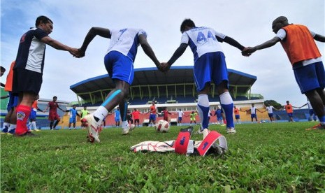 Pesepakbola Arema Indonesia Cronous menggelar latihan jelang laga kompetisi Indonesia Super League (ISL). 