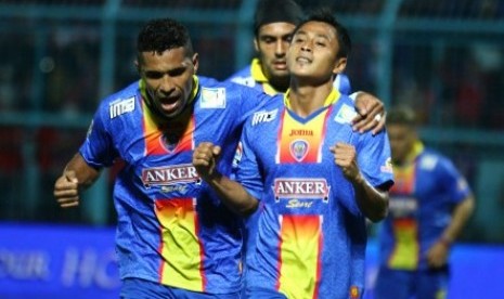 Pesepakbola Arema Indonesia Cronous, Samsul Arif (kanan) disambut rekan-rekannya usai mencetak gol di gawang Persijap Jepara, dalam pertandingan Kompetisi Indonesia Super Liga (ISL), wilayah Barat, di Stadion Kanjuruhan, Malang, Jawa Timur, Senin (3/2).