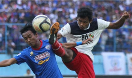 Pesepakbola Arema Indonesia Cronous, Sunarto (kiri), berebut bola dengan pesepakbola PSPS Pekanbaru, Ario Putra (kanan), dalam pertandingan kompetisi Indonesia Super league (ISL) di Stadion Kanjuruhan, Malang, Jawa Timur, Kamis (4/7). 