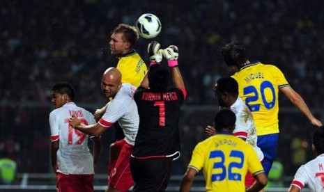 Pesepakbola Arsenal, Per Mertesacker (tengah atas), berjibaku dengan pesepakbola Indonesia, saat laga persahabatan Indonesia Dream Team vs Arsenal di Stadion Gelora Bung Karno, Senayan, Jakarta, Ahad (14/7) malam.