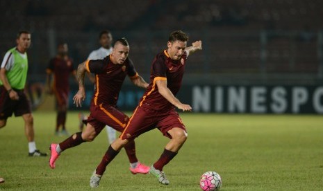 Pesepakbola AS Roma dari Tim Merah Francesco Totti (kanan) melepaskan tendangan pada pertandingan AS Roma Day 2015 di Stadion Utama GBK, Senayan, Jakarta, Sabtu (25/7).Republika/Edwin Dwi Putranto