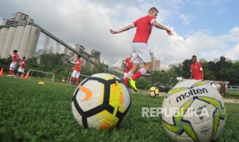 Pesepakbola asal Estonia, Tristan Koskor menggiring bola saat mengikuti latihan bersama tim Semen Padang FC, di Lapangan Mess Indarung, Padang, Sumatera Barat, Senin (11/2/2019).