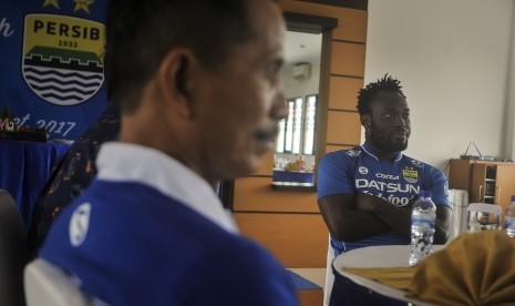 Pesepak bola asal Ghana Michael Essien (kanan) duduk bersama pelatih tim Djajang Nurdjaman (kanan) pada acara Ulang Tahun Persib yang ke-84 tahun di PT. Persib Bandung Bermartabat, Bandung, Jawa Barat, Selasa (14/3). 