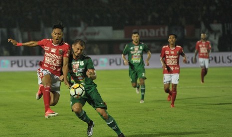 Pemain PSMS Medan Reinaldo Lobo (kedua kiri) saat menghadapi Bali United.